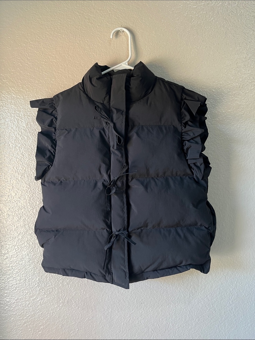 Newin Black Ruffle-Sleeve Puffer Vest Sz S Layered Casual Comfy Pocket